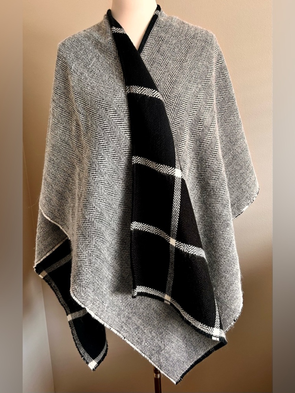 NWT Lauren Ralph Lauren Reversible Herringbone/Check Ruana/Wrap - Picture 4 of 10
